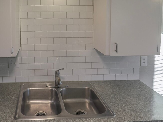 Building Photo - Updated 2 Bedroom Duplex in Salem Availabl...