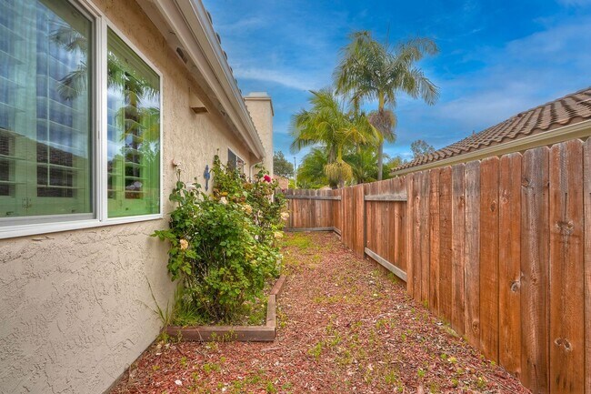 Building Photo - 3750 Via Del Rancho