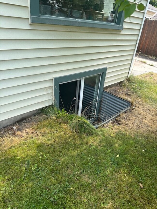 Building Photo - Hey Students.  3 bedroom Mid town off Step...