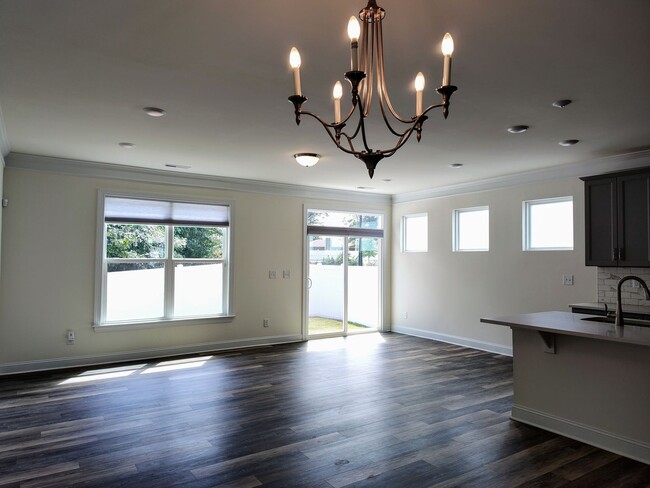 Building Photo - Charming End Unit Townhome located in the ...