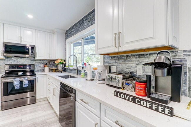 Building Photo - Fully Furnished 4-Bedroom Pool Home with Golf Course Views in Northdale