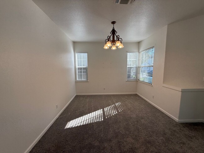 Building Photo - 4 bed 2.5 bath 2 story home available now!