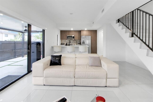 Building Photo - 320 NW 13th Ct