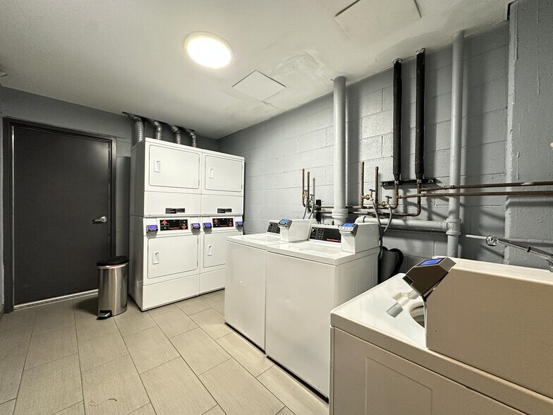 Building Photo - 1214 N La Salle Dr