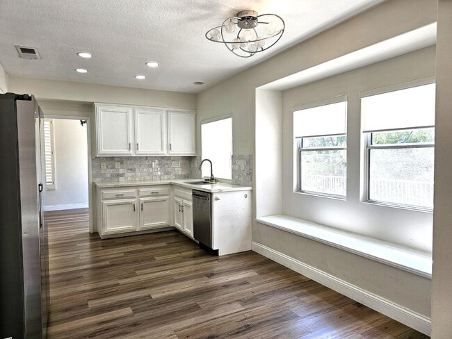 Building Photo - 23850 Nicole Way