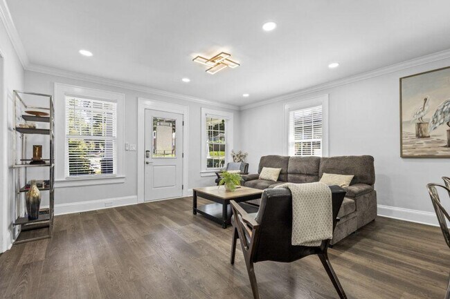 Building Photo - 822 Parkwood Ave