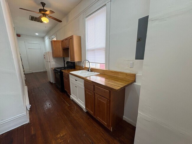 Building Photo - 871 Mulberry St