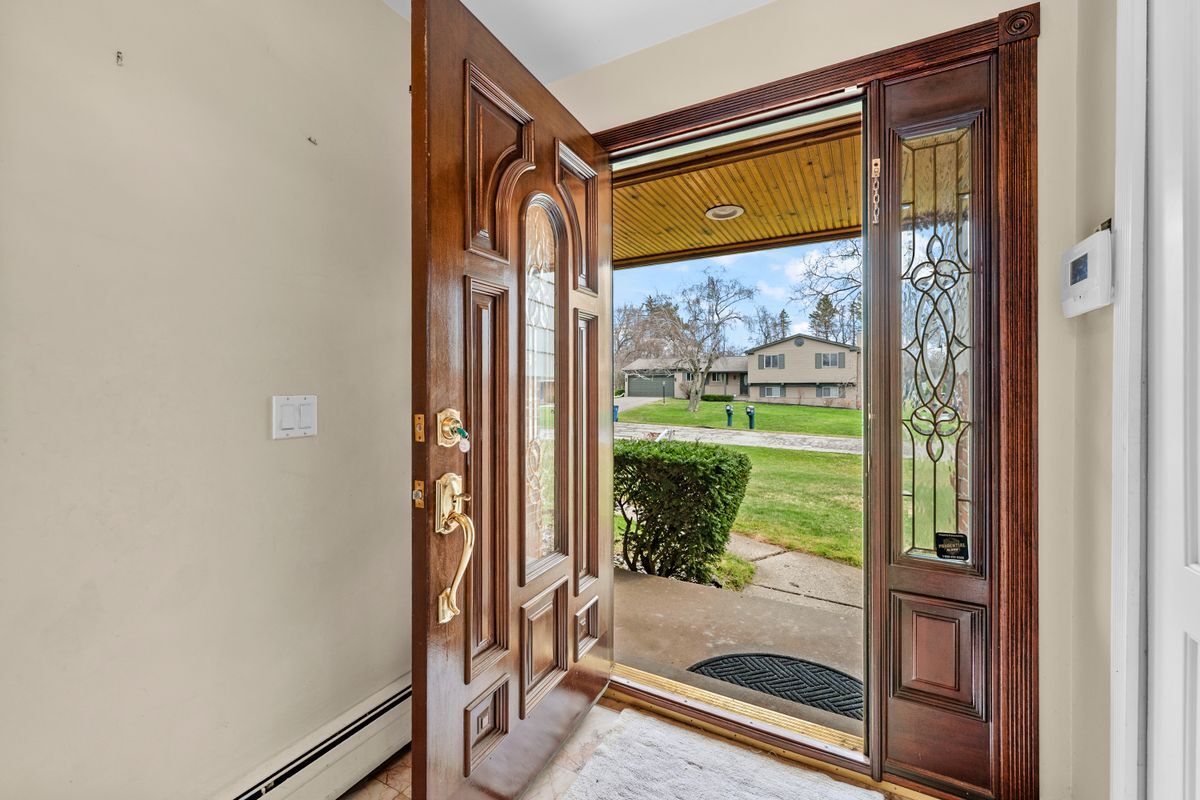 Building Photo - 2616 Douglas Dr