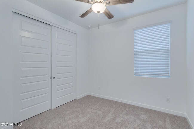 Building Photo - 1346 E Glass Ln