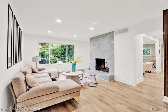 Building Photo - 7011 White Pine Dr