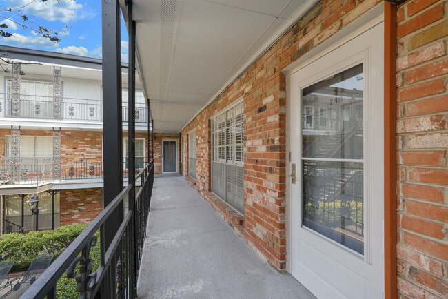 Building Photo - Chic 1-Bed Oasis with Pool & Walk-In Closets in Central San Antonio – $975/mo