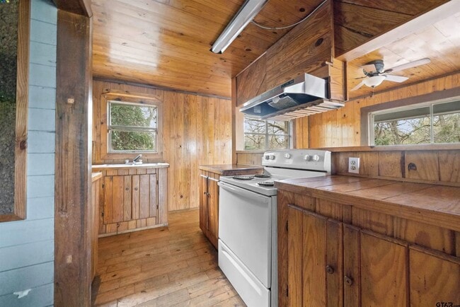 Building Photo - 20973 Lakeview Dr