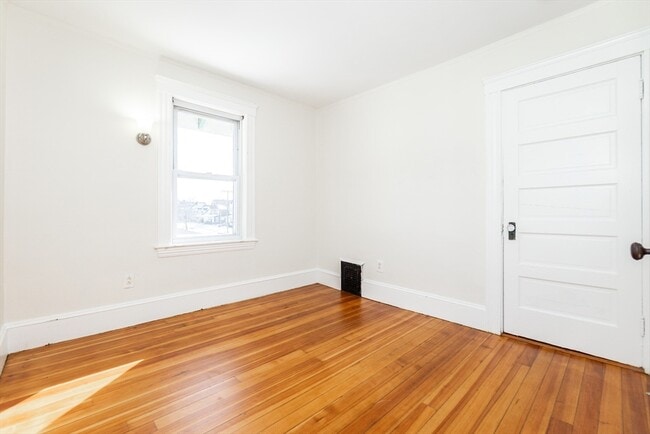 Building Photo - 359 Concord St