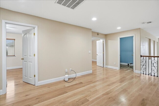 Building Photo - 70 Arches Cir