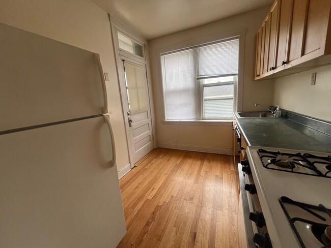 Building Photo - 3348-1 W Sunnyside 2bed/1bath