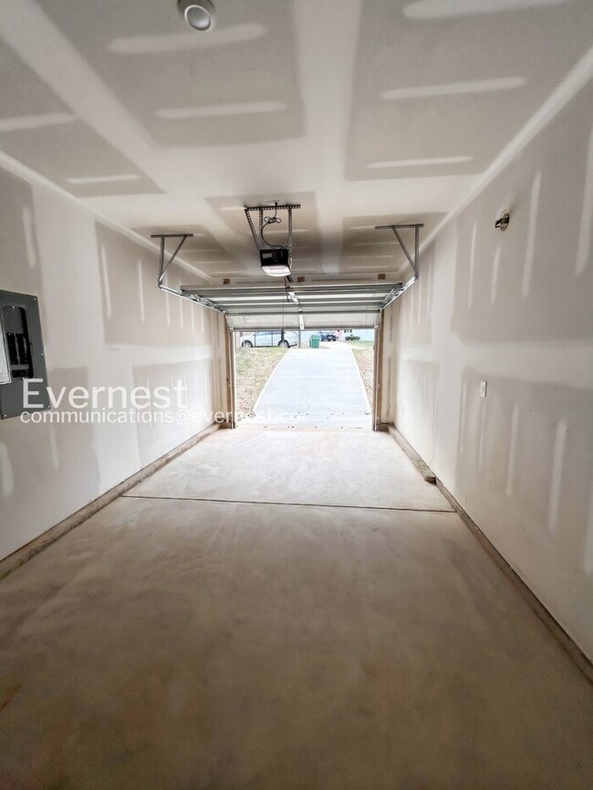 Building Photo - Spacious 3-BR Townhome with Private Patio & Garage / Pet Friendly / Vouchers Accepted / Coming Soon!