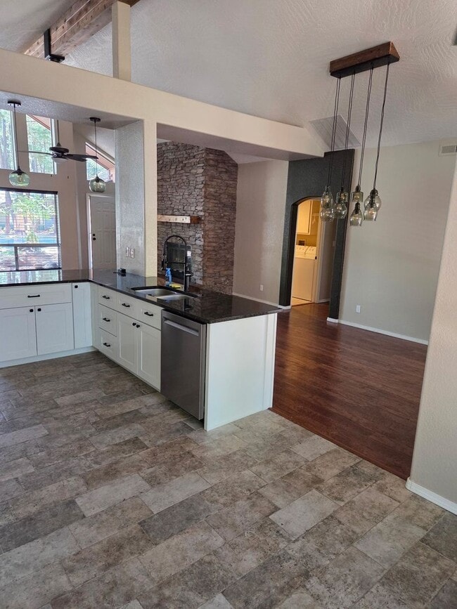 Building Photo - Move-In Ready! Bright & Airy 3-Bedroom Hom...