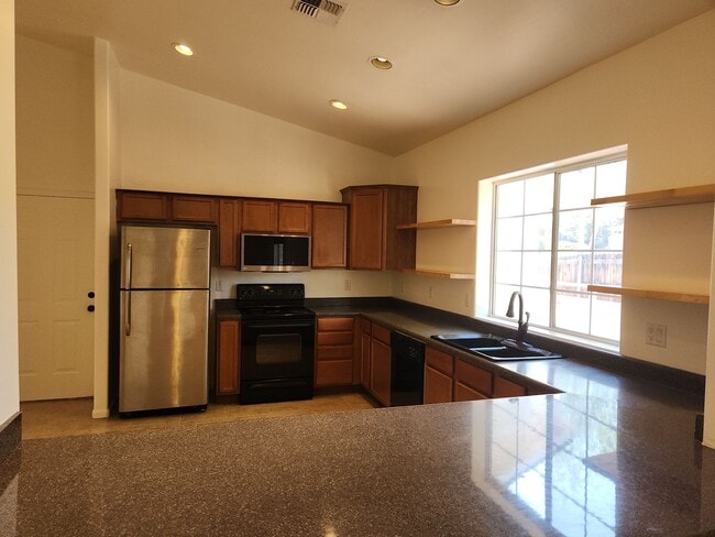 Building Photo - Amazing 2 bed + den / 2 baths in Stone Creek