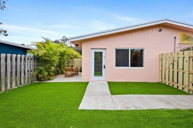 Building Photo - 817 Tequesta St