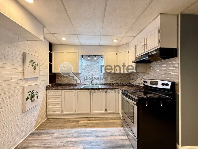 Building Photo - 1406 Highland Way