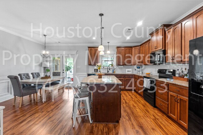 Building Photo - "Charming 3-Bedroom Home with 2 Full Baths...