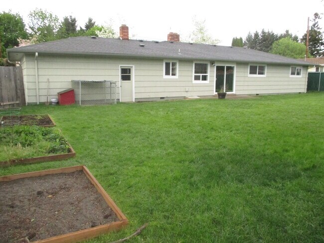 Building Photo - Large Three Bedroom Home in Keizer