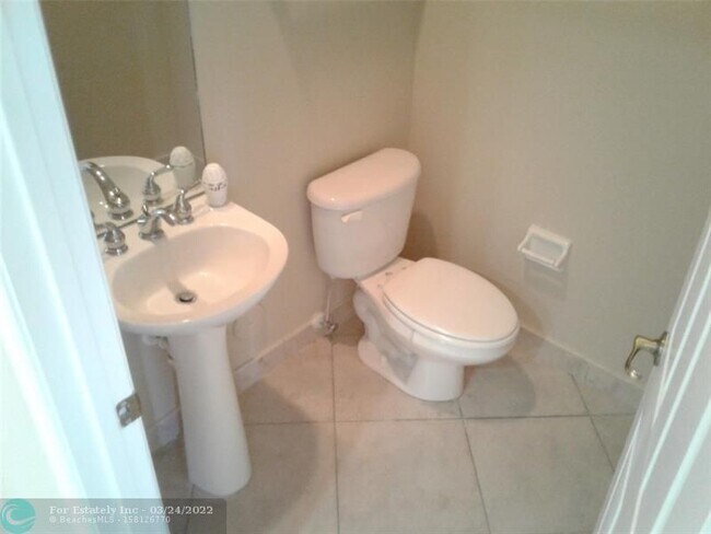 Building Photo - 3409 Lakeside Dr