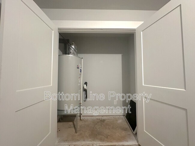 Building Photo - 2927 Burgess Dr