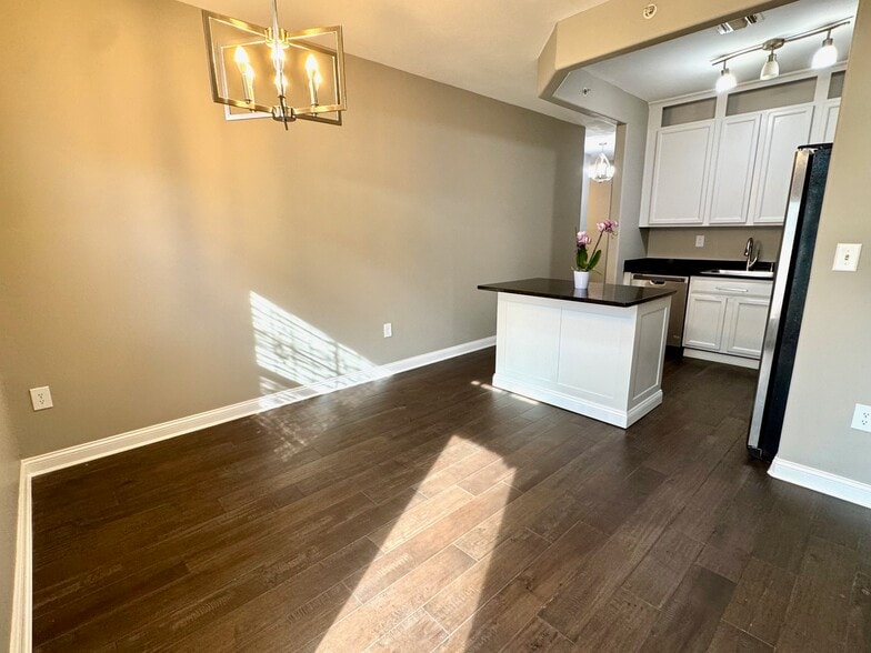 Great space to look out at the garden, sit and dine with family or friends. - 131 Meridian Blvd