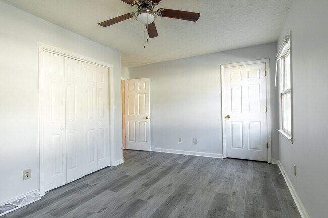 Building Photo - 3 story 2 bed 1.5 bath condo with large ga...