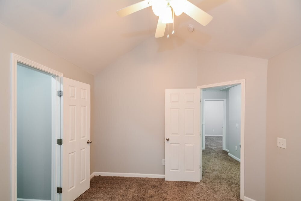 Building Photo - 923 Red Oak Tree Dr