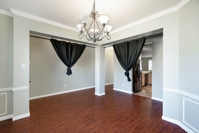 Building Photo - 1135 Disraeli Cir