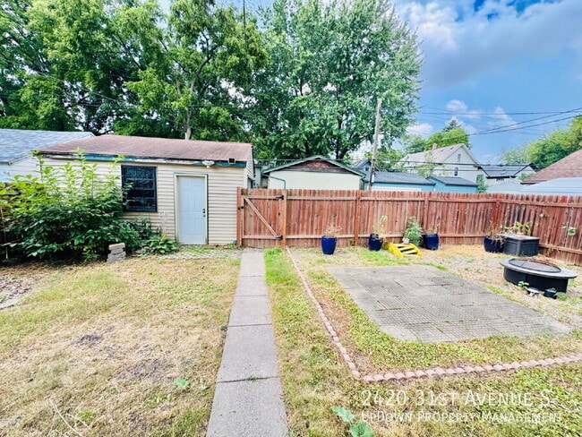 Building Photo - 2420 S 31st Ave