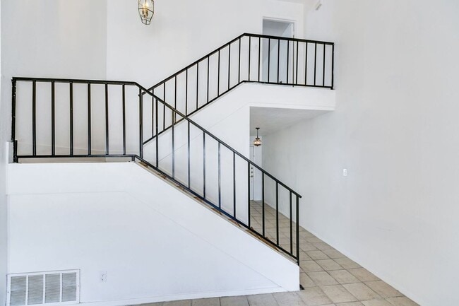 Building Photo - PAY NO SECURITY DEPOSIT! Beautiful Spaciou...