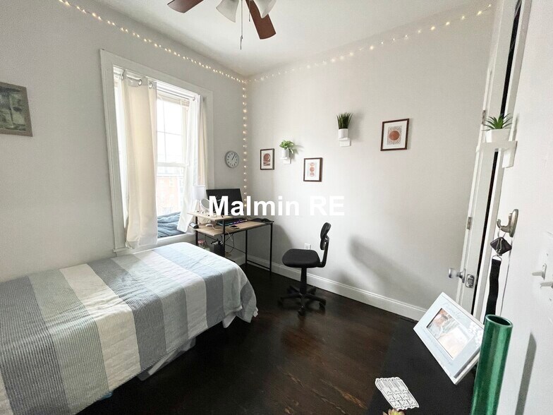 Building Photo - 998 Tremont St
