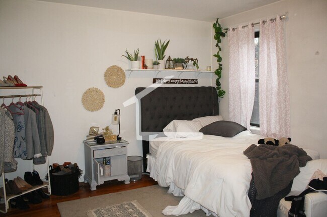Building Photo - Great Value 4-bed, 2-bath w/ Heat/ Hot Water Included