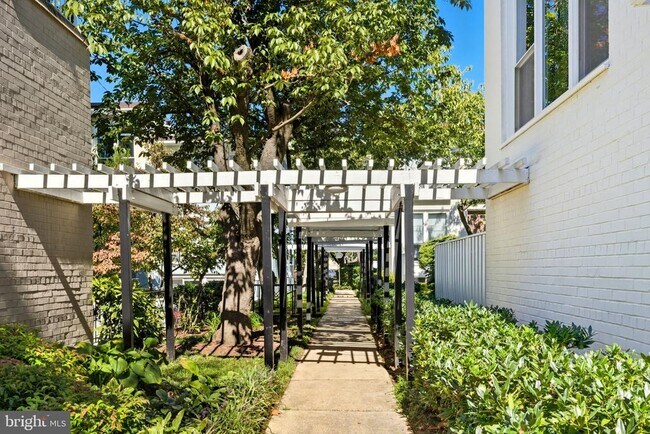 Building Photo - 237 G St SW