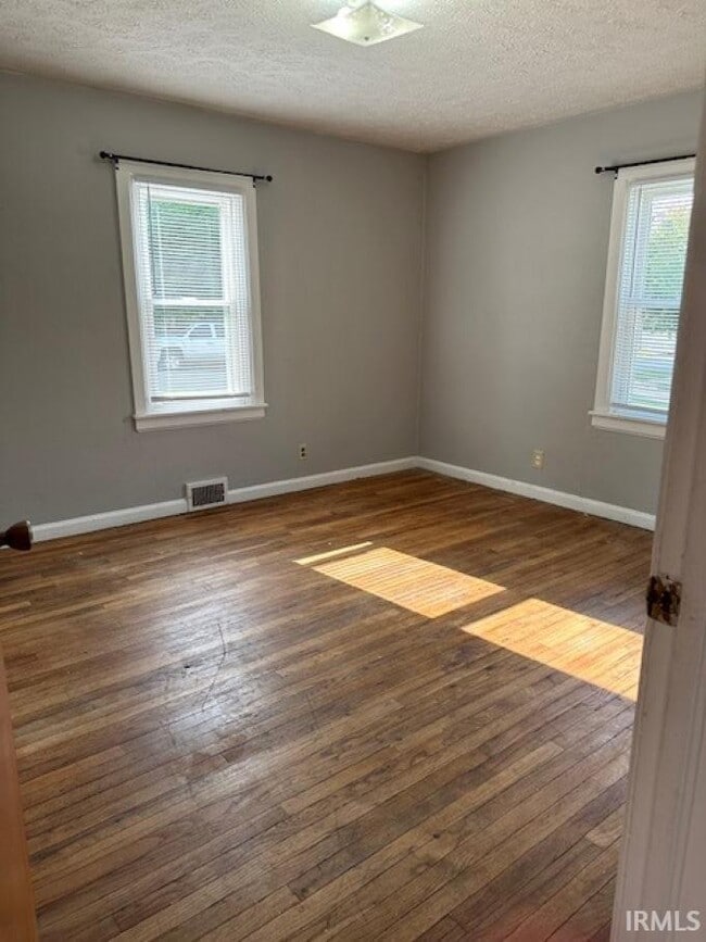 Building Photo - 1302 N Woodburn Ave