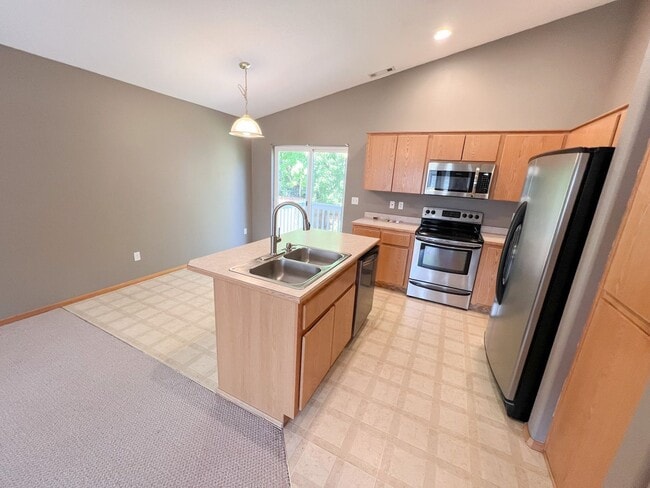 Building Photo - Three Bedroom, Two Bath House in Southview