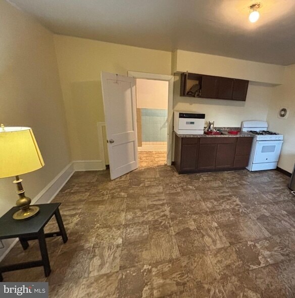 Building Photo - 422 Victoria St