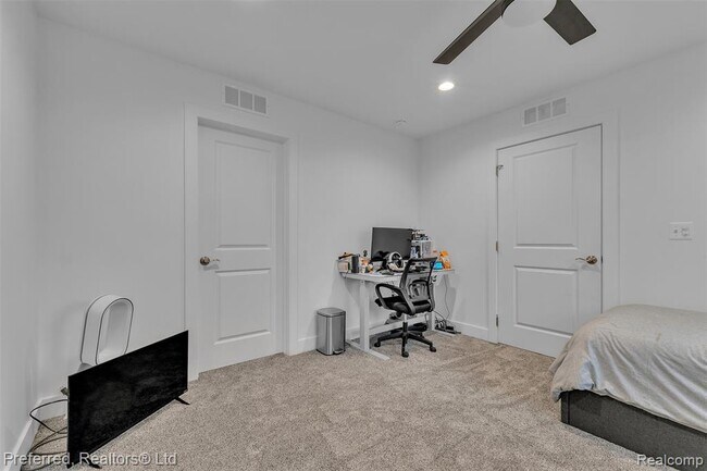 Building Photo - 5264 Cooley Lake Rd