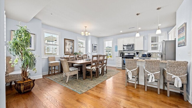 Building Photo - 701 E 8th St