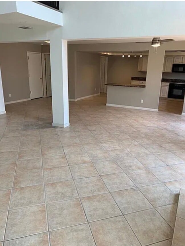Building Photo - 7888 N Pinesview Dr