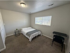 Building Photo - 546 E Delno Dr