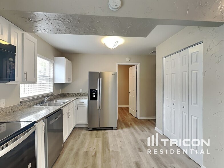 Building Photo - 405 Silver Hill Dr