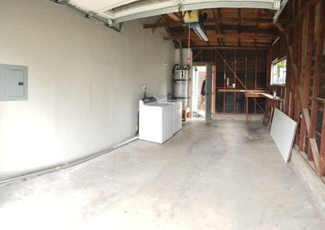 Building Photo - 5 bedrooms 2 baths close to campus and huge Backyard!