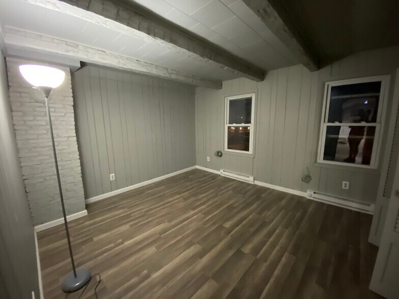 Building Photo - 4 Saratoga Ave