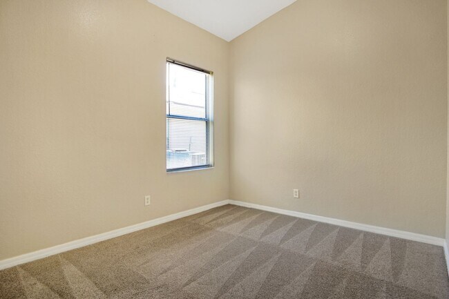 Building Photo - Move-In Ready Home with Open Layout and Op...