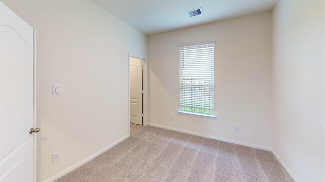 Building Photo - 4809 Sun Fls Dr