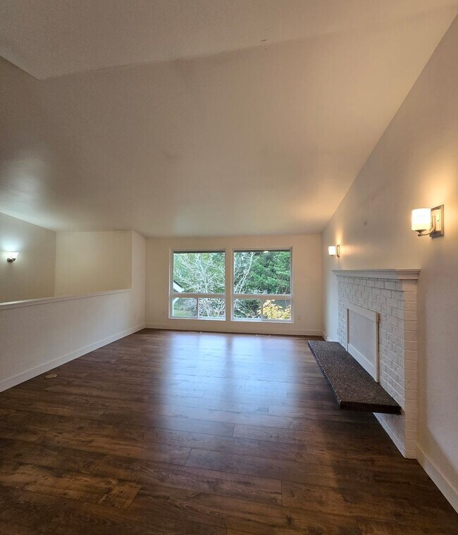 Building Photo - ***PENDING APPLICATION***4 Bedroom, 2 Bath...